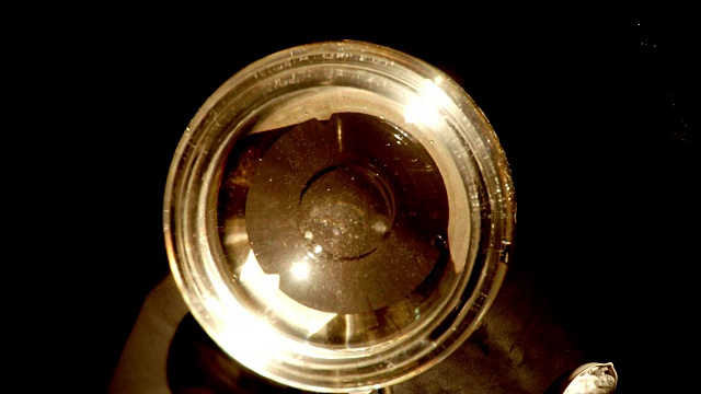 在一个黑色背景的玻璃烧瓶里，气泡从水里冒出来视频下载