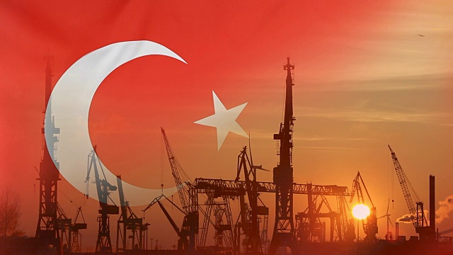 日落时土耳其国旗的工业概念视频下载