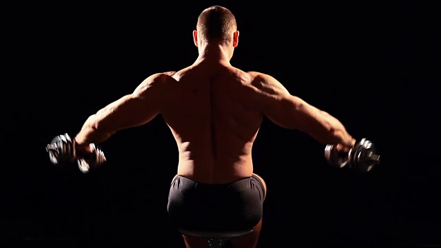 运动员健美运动员的肌肉在颤抖视频下载