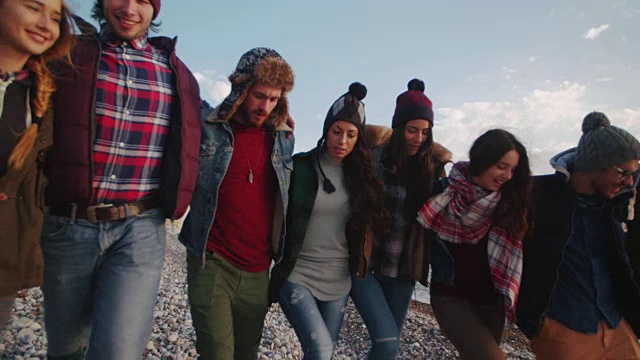 一群年轻的朋友在海滩上度过了一天视频素材
