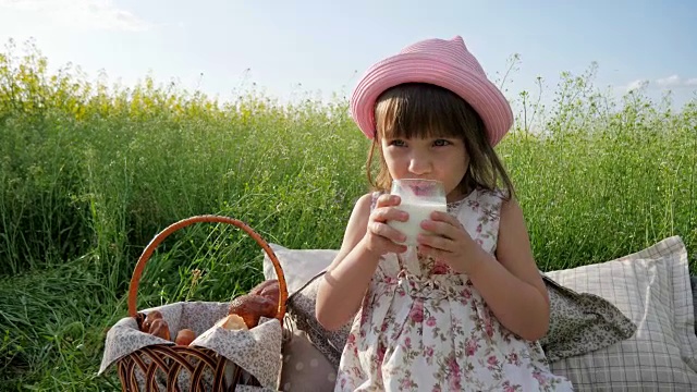 甜女孩乳制品饮料，愉悦在孩子脸上，牛奶广告，儿童健康食品，小女孩视频下载
