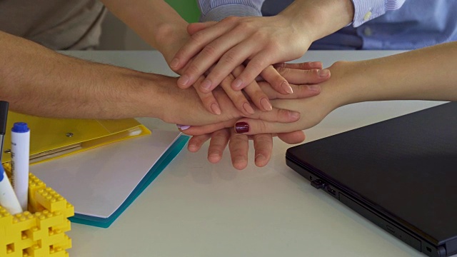 男人和女人的手互相盖在桌子上视频下载
