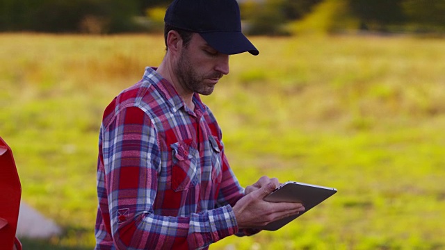 农民使用数字平板电脑视频素材