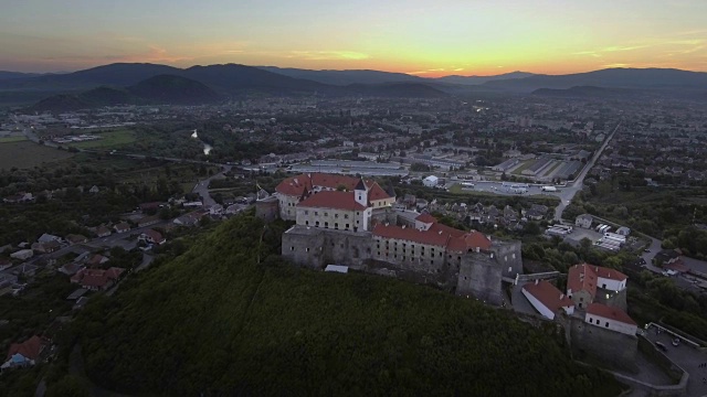 穆卡切沃城堡鸟瞰图帕拉诺克中世纪堡垒在乌克兰西部视频下载