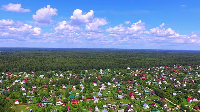 俄罗斯夏季住宅村鸟瞰图视频下载