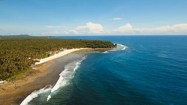 热带岛屿、海滩、岩石和海浪的海景。Siargao、菲律宾视频下载