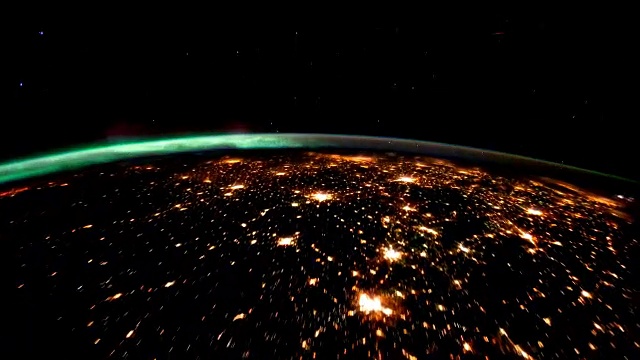 从太空看夜晚的地球。视频素材