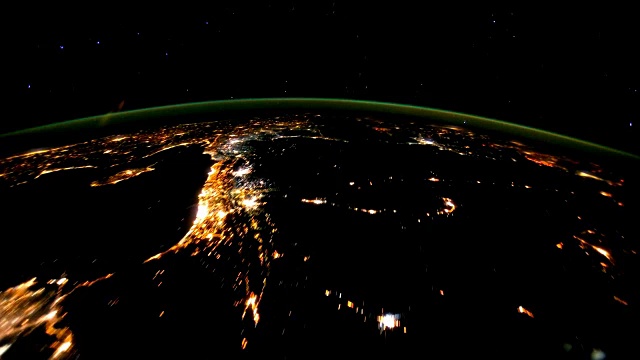 从太空看夜晚的地球。视频素材