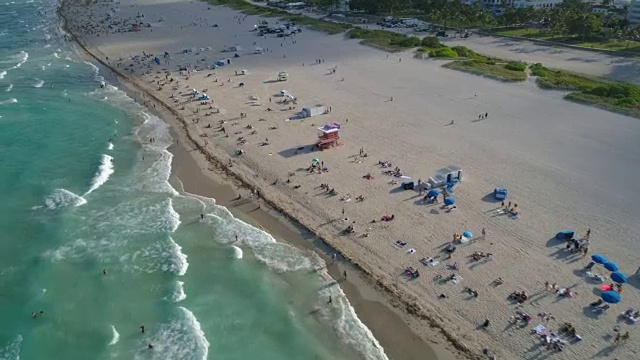 无人机拍摄的迈阿密海滩的慢镜头航拍视频视频下载