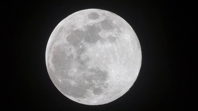 夜空中真正的满月视频素材