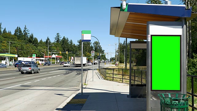 空白的绿色公交车站，繁忙的高速公路交通城市，空的标志空间广告牌视频素材