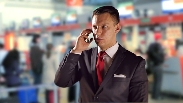 机场商务人员在移动电话，交谈和旅行，红领带和西装视频素材
