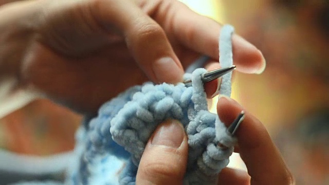 年轻女子用圆形针织针编织视频下载