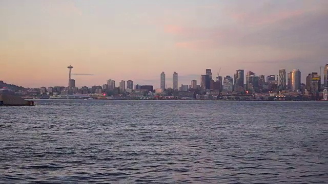 埃利奥特湾普吉特声音微光黄昏西雅图华盛顿市中心城市天际线视频素材