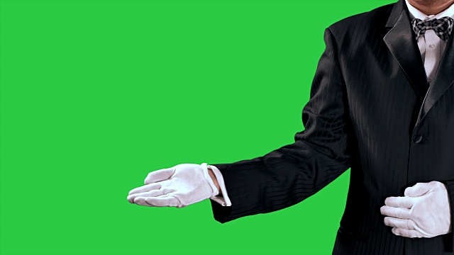 燕尾服男人的手势，张开的手显露到中央屏幕，绿色屏幕视频下载