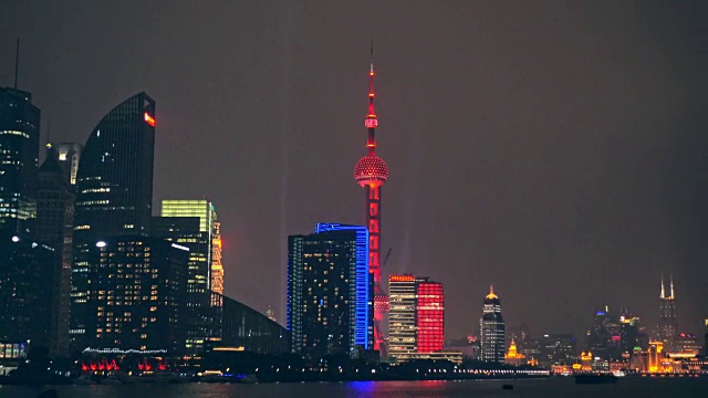 夜景上海天际线。东方明珠和黄浦江。视频素材