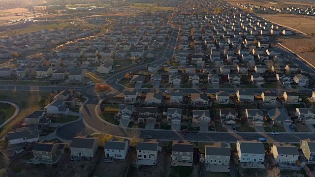 图片:美国丹佛市，阳光明媚的黎明，现代郊区村庄的新排屋视频素材