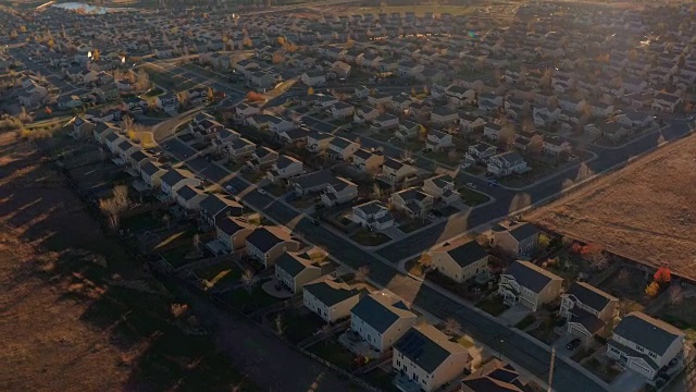 图片:阳光明媚的早晨，美国郊区的大村庄，有着现代化的排屋视频素材