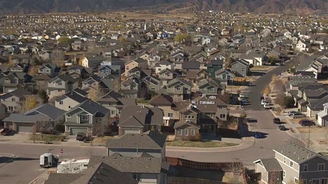 空中豪华的排屋在郊区小镇与落基山脉的背景视频素材