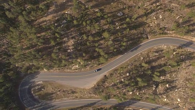 天线:越野车从山上下来，行驶在弯弯曲曲的急转弯路上视频素材