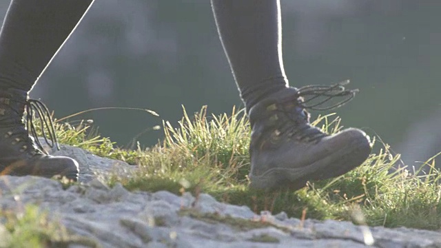 近距离观察:难以辨认的徒步者在登山靴攀登岩石山视频素材