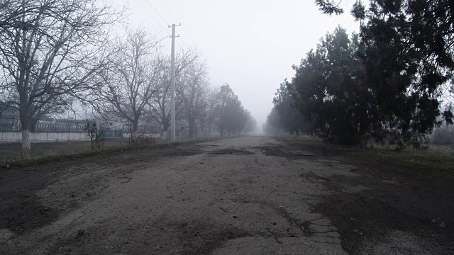 早春里乡间边远地区的雾蒙蒙的街道视频下载