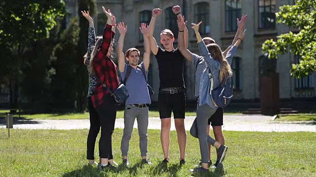 快乐的大学生双手叠在一起视频素材