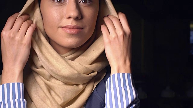 美丽的棕色眼睛的穆斯林妇女戴着头巾。慢动作视频下载