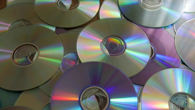 光盘掉到一堆dvd或cd上视频素材