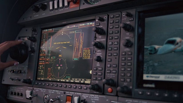 飞机驾驶舱的导航面板。控制面板的屏幕。飞机导航视频素材