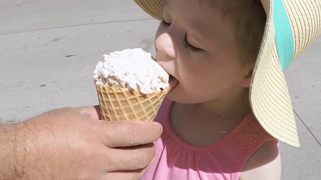 吃冰淇淋视频素材