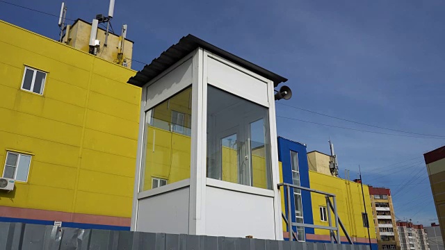用扬声器播放黄色和蓝色建筑和天空的小木屋视频下载