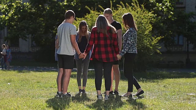 一群基督徒学生表现团结视频素材