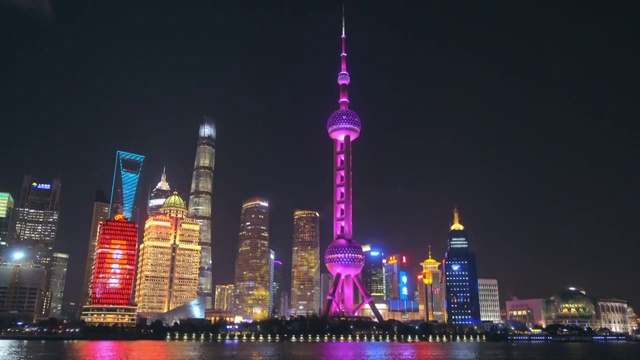 夜景上海天际线。东方明珠和黄浦江。视频素材