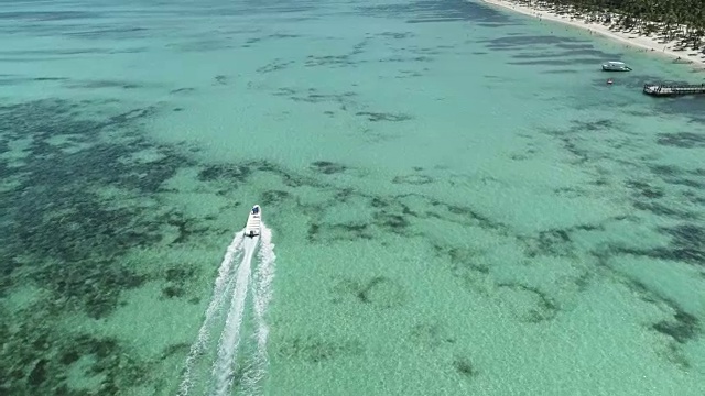 在蓬塔卡纳海滩附近加勒比海航行的快艇或游艇视频下载