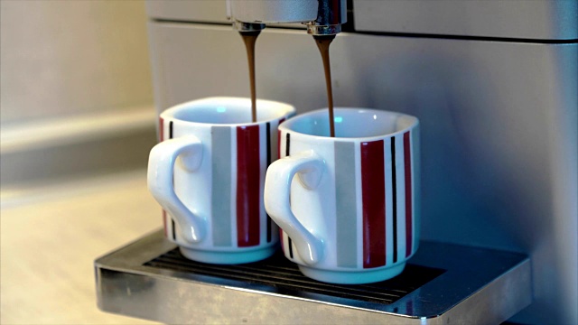 咖啡机制作一杯新鲜的浓缩咖啡视频下载