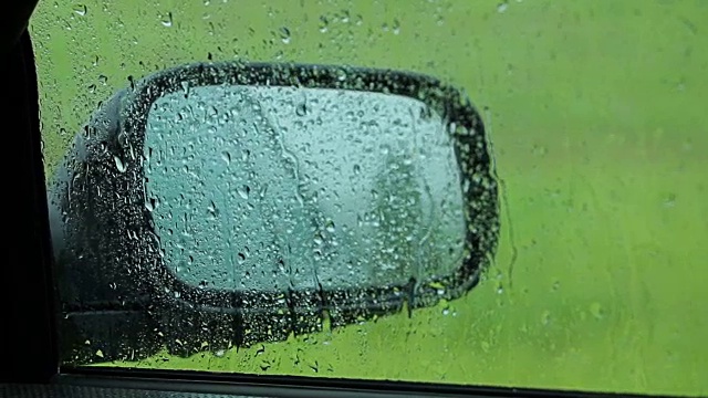 风雨交加的日子，雨滴在窗户上流动视频素材