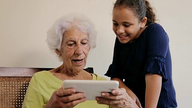 奶奶孙女用的平板Ipad上网技术视频素材