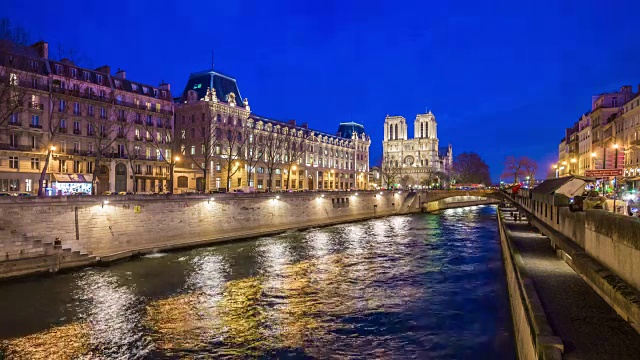 法国著名的巴黎圣母院夜间塞纳河全景，4k时间流逝视频素材