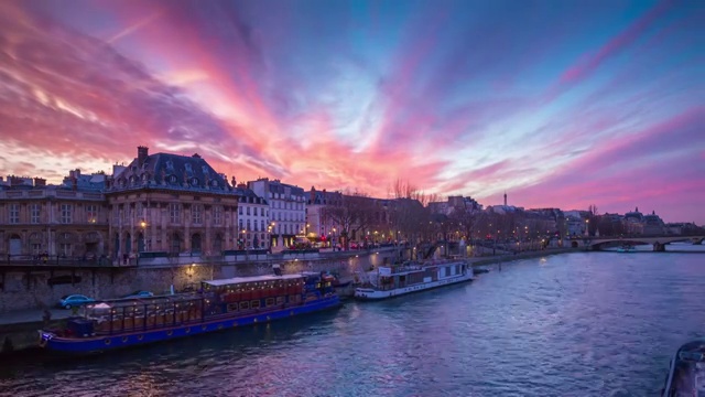 法国日落天空巴黎著名的塞纳河大桥艺术河畔全景，4k时间流逝视频素材