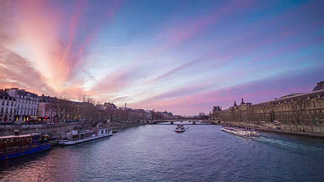 法国巴黎著名的塞纳河艺术大桥，河边日落天空全景4k时间流逝视频素材