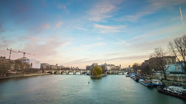 法国日落天空巴黎著名的城市岛塞纳河大桥艺术全景4k时间流逝视频下载