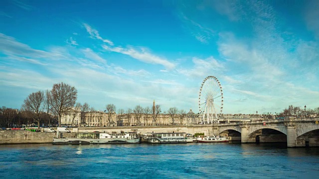 法国晴朗的天空巴黎车轮塞纳河旋转木马桥卢浮宫全景4k时间流逝视频下载