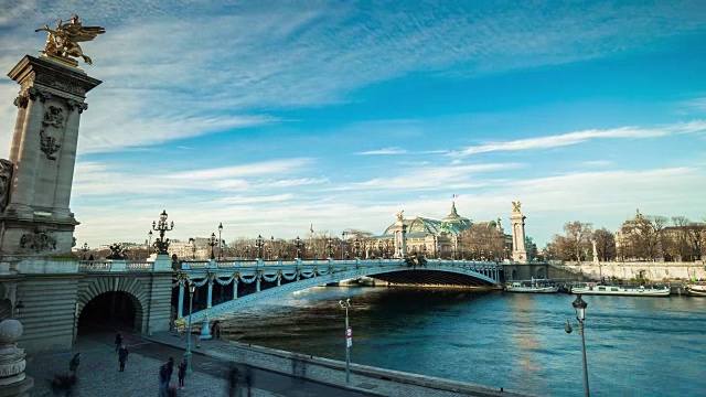 法国日落天空巴黎塞纳河亚历山大三世桥到伟大的宫殿全景4k时间流逝视频素材