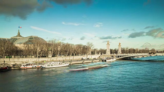 法国阳光明媚的一天，巴黎著名的塞纳河，水上交通，伟大的宫殿全景，4k时间流逝视频素材
