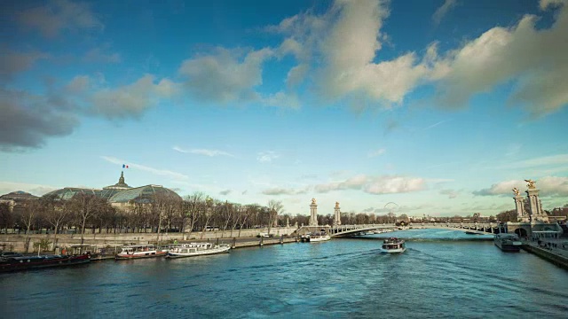法国阳光明媚的一天，巴黎著名的塞纳河水上交通全景4k时间流逝视频素材