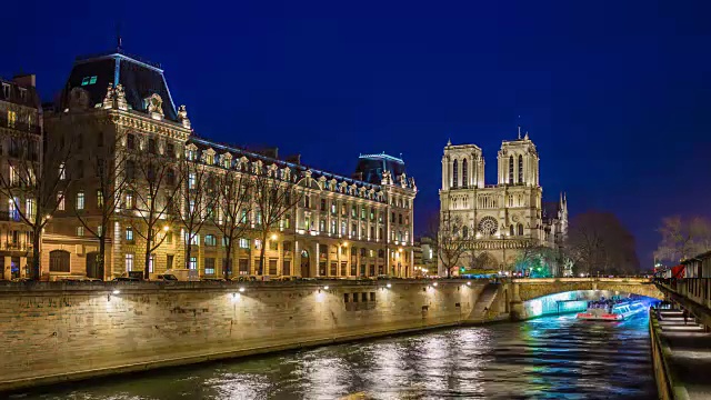 法国巴黎圣母院大教堂夜塞纳河城岛全景4k时间流逝视频下载