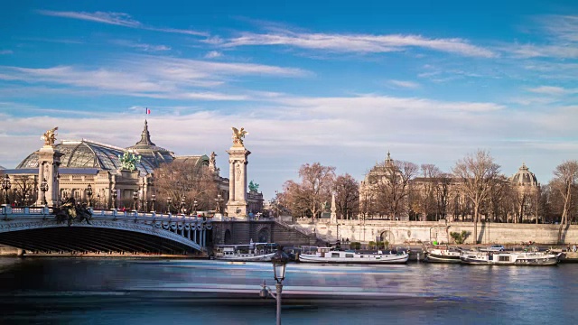 法国阳光巴黎塞纳河亚历山大三世大桥到伟大的宫殿全景4k时间流逝视频素材