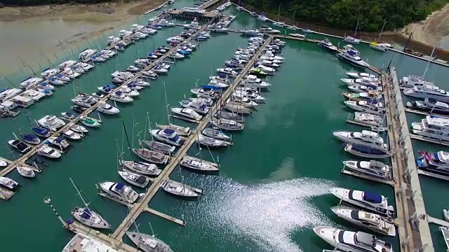 航拍:豪华游艇和游艇停靠在大码头上。普吉岛。泰国。视频素材