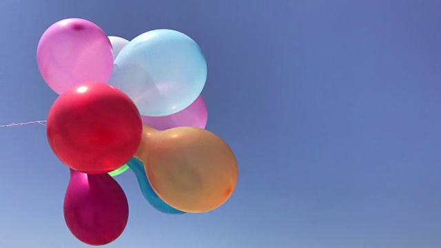 彩色气球映着天空视频下载